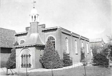 Kerken Zeist0006, Vrij Evang. Kerk, J.P. Heijelaan.jpg - Op 8 april 1914 vond de opening plaats van gebouw ‘Schaerweijde’ door de heer Th. Mooij. Het gebouw werd gebouwd in opdracht van: ‘De vereeniging voor Christelijke Belangen voor Evangelisatie-arbeid’.Indertijd werd een tweetal plannen ontworpen (één van ƒ 5000,- en één van ƒ 10.000,-) waarvan het meest kostbare, dankzij de sympathieke steun, kon worden uitgevoerd. De grond werd gratis beschikbaar gesteld.(volgens een artikel in de Weekbode van 11-4-1914)In 1954 werd gebouw ‘Schaerweijde’ door de NH-kerk verkocht aan de Vrije Evangelische Gemeente. Deze wijzigde de naam van het gebouw in: ‘Maranathakerk’.Op 1 juli 1955 werd de Maranathakerk in gebruik genomen. Na een restauratie werd op 4 februari 1965 de kerk opnieuw in gebruik genomen. Op 13 november 1972 vond de ingebruikname van het nieuw gebouwde verenigingsgebouw plaats. Het bouwbedrag bedroeg ƒ 92.625,-.